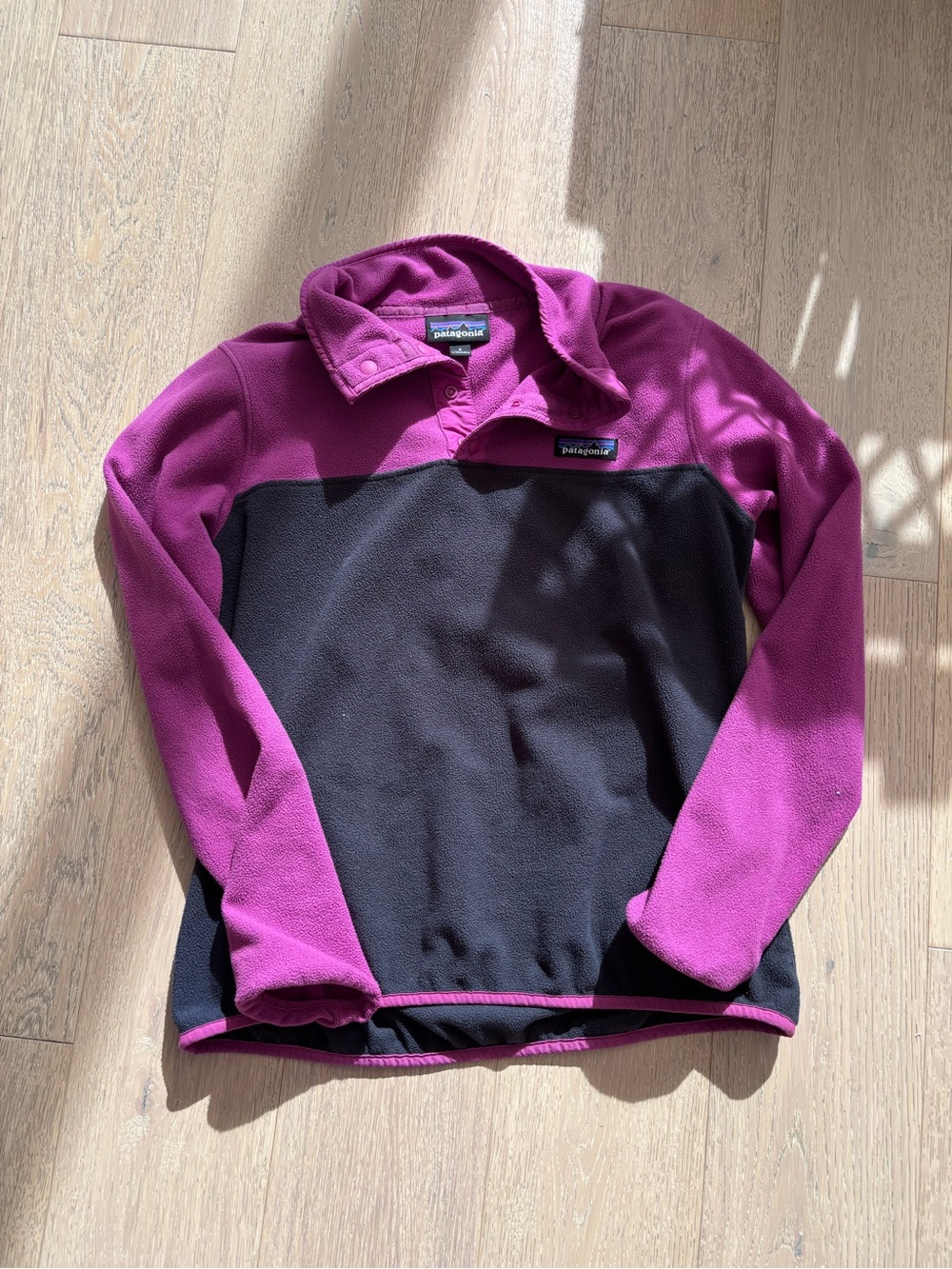 Patagonia Two-Tone Fleece Pullover in Bright purple and Charcoal